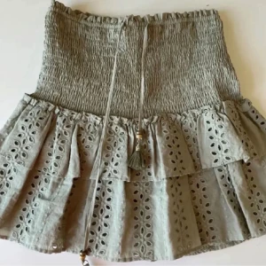 Grön volangkjol från zara - Jättesöt populär grön volangkjol med broderier samt snörning framtill. Kjolen är köpt på Vinted men passade mig därför säljer jag, kom privat för egna bilder! Pris kan alltid diskuteras