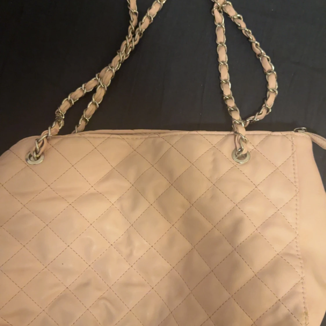 Beige/ljus rosa quiltad axelväska med kedja