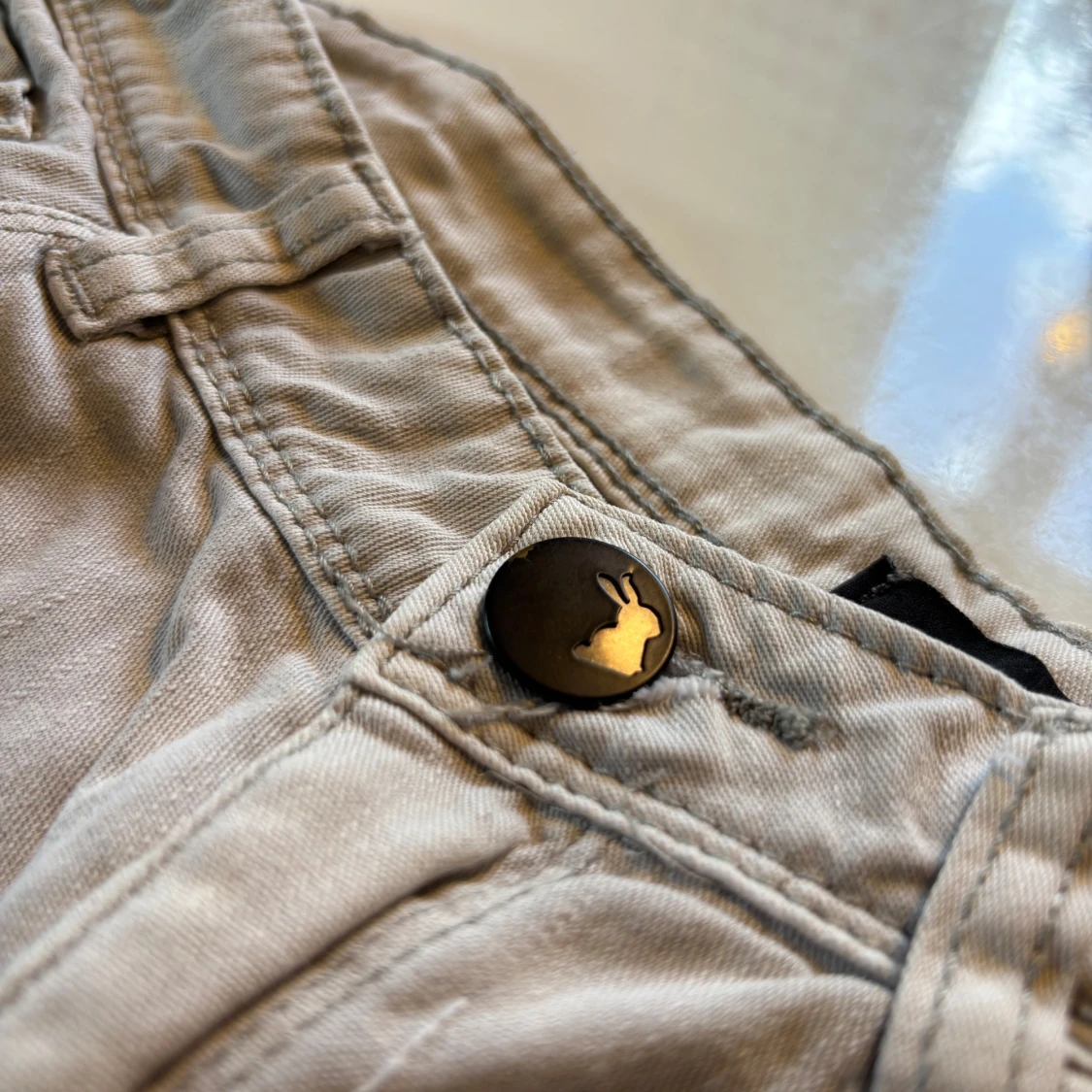 Lågmidjade grå jeansshorts - 3