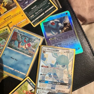 Pokémonkort - Blandad samling - Färgstark samling Pokémonkort med favoriter som Pikachu, Charmander, Bulbasaur och Glaceon GX! Perfekt för dig som vill börja samla, byta eller spela med vänner. Här finns både klassiska och holografiska kort – en riktig skatt för alla Pokémonfans! Följer även med en pärm med massa common och uncommon från Pokémon go serien. 