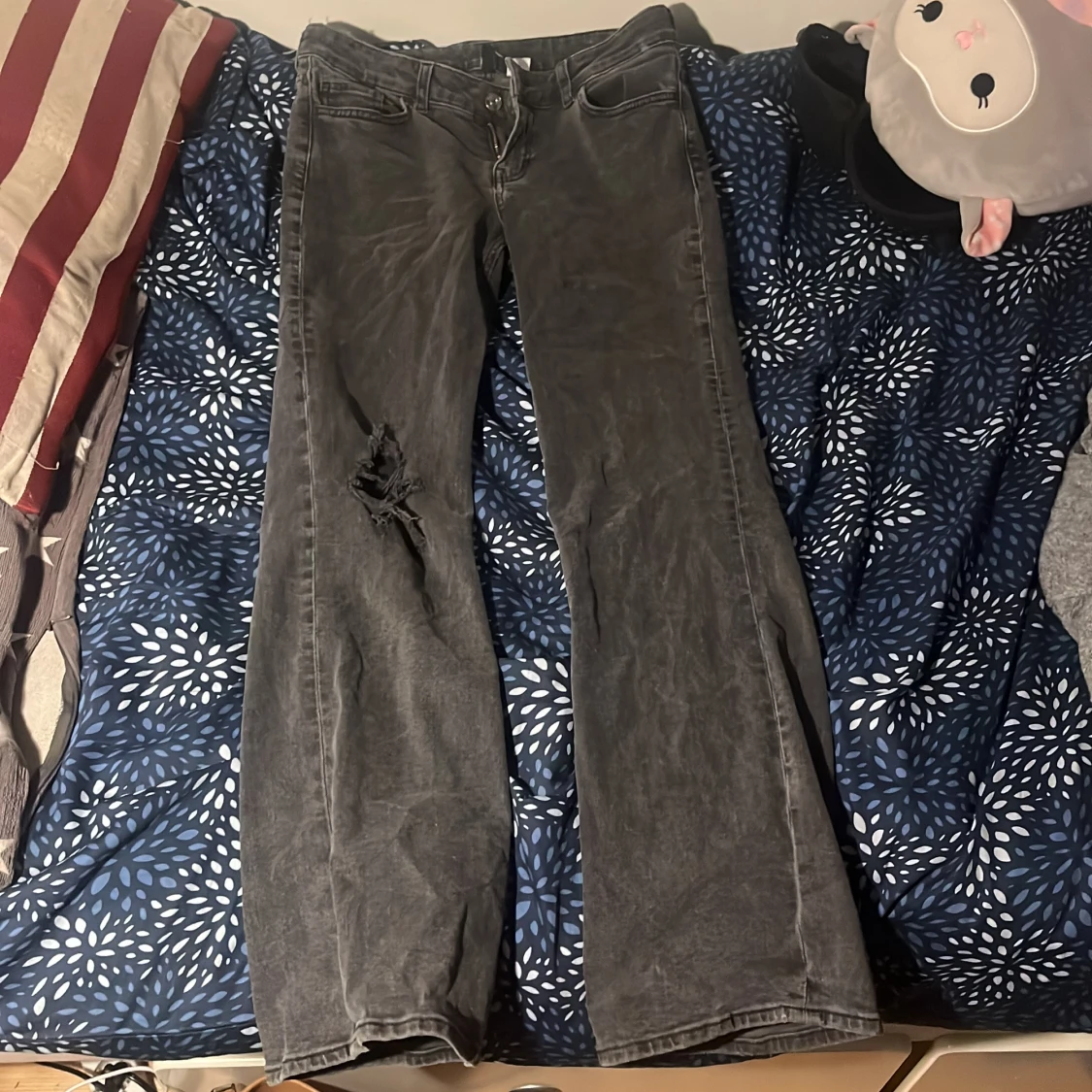 Svarta lowaist bootcut jeans med slitning