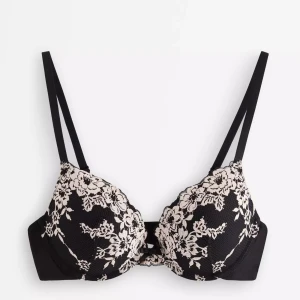 Svart korsett-topp med spetsblommor - BH från Lindex (malva) nypris 349kr, ny utan prislapp❤️