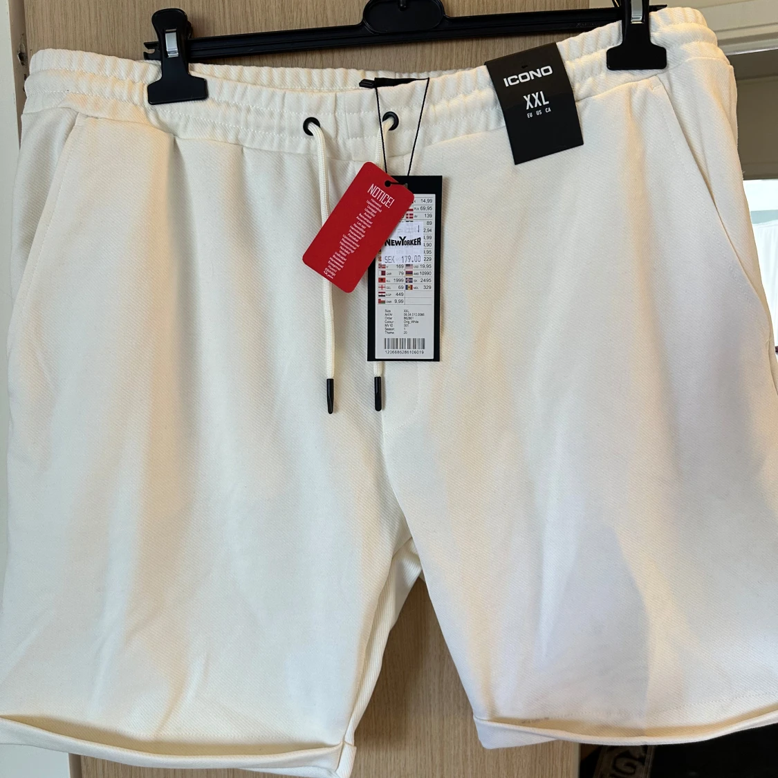 Vita shorts med snörning från Icono strl: XXL