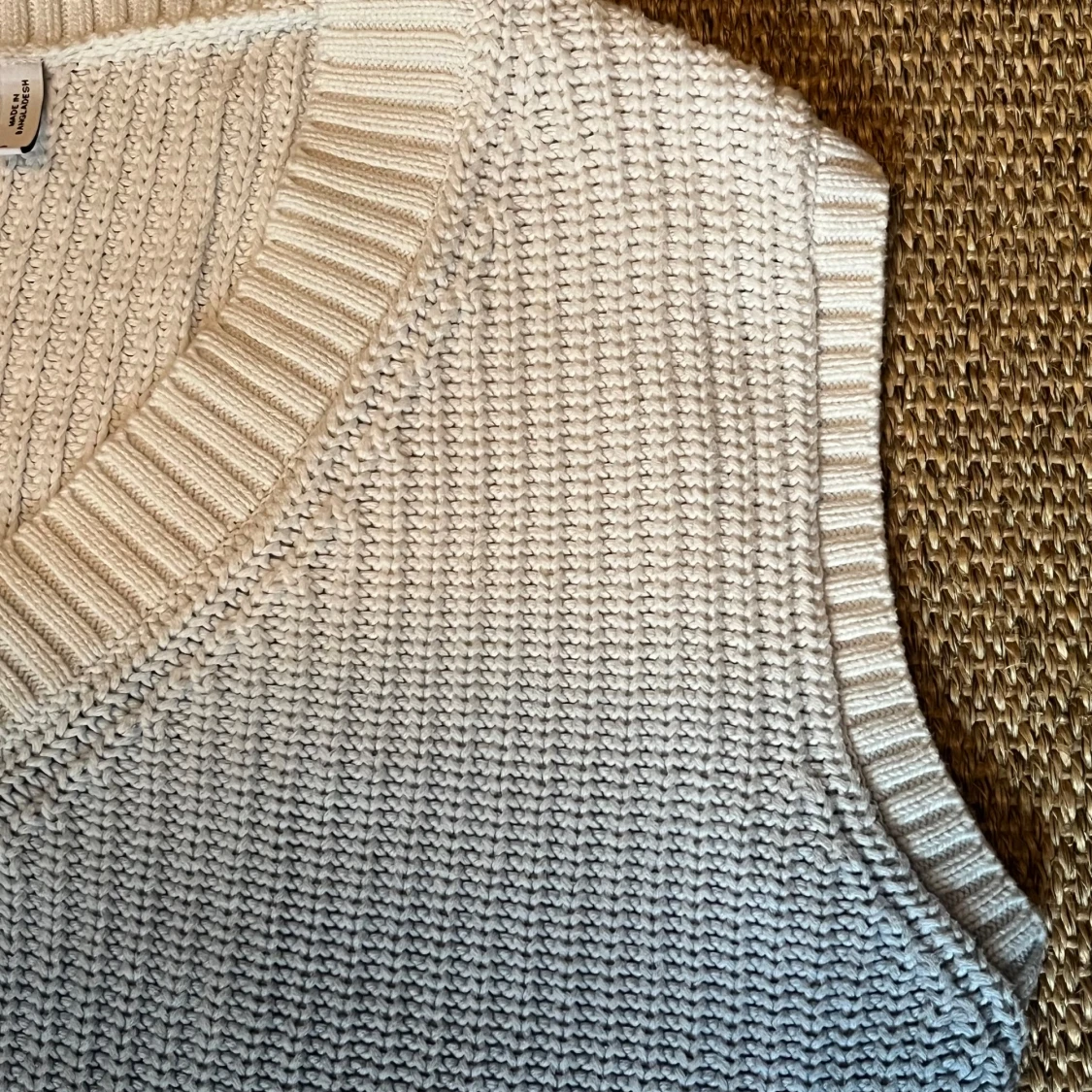 Stickad väst i ombre från Weekday - 1