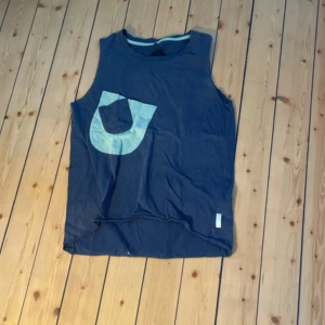 Blå linne - Mycket bra skick  har två fickor storlek m humör