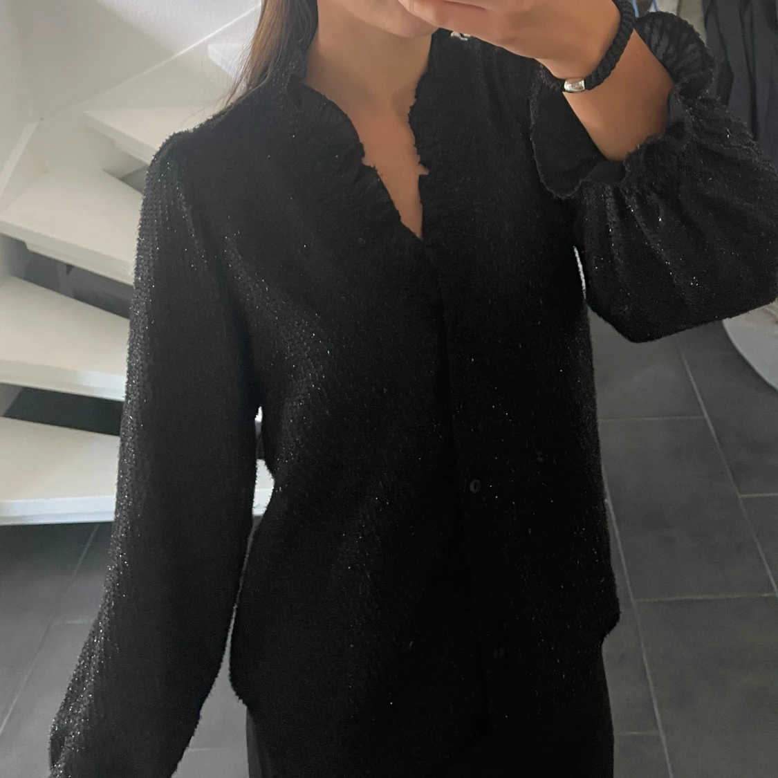 Glittrig svart blus från Neo Noir