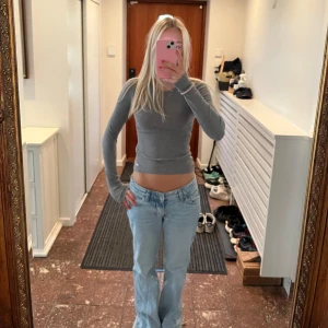 Tight långärmad tröja Hollister - Säljer en grå, tight och ribbad långärmad tröja från Hollister. Perfekt till jeans eller kjol för en clean look. Aldrig använd men prislappen är tyvärr inte kvar! Pris kan diskuteras🥰