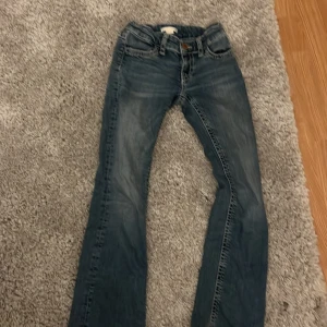 Blå jeans med kontrastsömmar Gina Tricot - Snygga blå jeans från Gina Tricot i storlek 146. Jeansen är bootcut, coola kontrastsömmar och detaljerade bakfickor med knappar. Klassisk femficksmodell i mjukt denimtyg, perfekta till vardagslooken. Mycket low Rise på mig! Skulle jag säga säljer för att de är för små