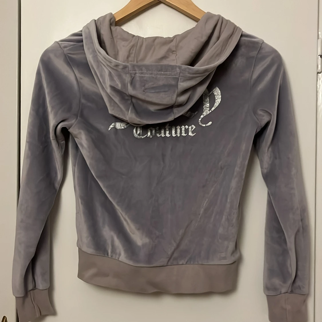 Grå velour hoodie från Juicy Couture - 3