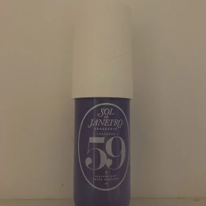 Sol de Janeiro Cheirosa 59 Parfym - Parfymmist från Sol de Janeiro i modellen Cheirosa 59. Flaskan är lila med vit text och har ett stort vitt lock. Snygg och modern design som sticker ut i badrumshyllan. Perfekt för dig som gillar fräscha och unika dofter.HELT OANVÄND 90 ml