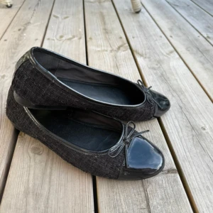 Super söta ballerinaskor - Söta ballerinaskor med glansig tå och söt rosettdetalj framtill. Super fina detaljer och  perfekta för en dag i stan eller en lite finare middag