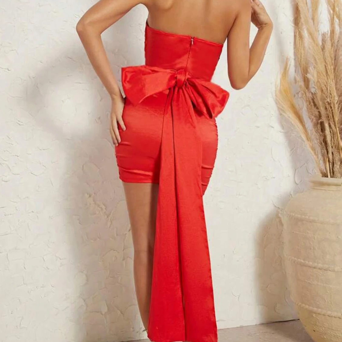 Röd axelbandslös kort klänning med rosett - 1