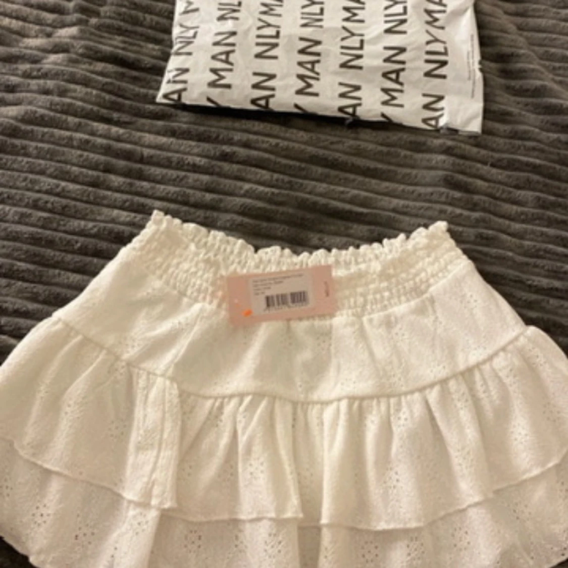 Vit volangkjol från Nelly XS