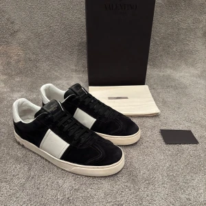 Valentino Flycrew  - Hej!  Säljer nu dessa snygga och eftertraktade valentino flycrew skorna!  Storlek= 40 fits 41 Skick= 10/10 (helt nya) Ny pris= 8000 kr Säljs för= 3999 kr Dessa skor är väldigt limiterade och svåra att få tag på då dem inte tillverkas längre!  Allt OG tillkommer vid köp (box, dustbag) alla nitar finns kvar! 