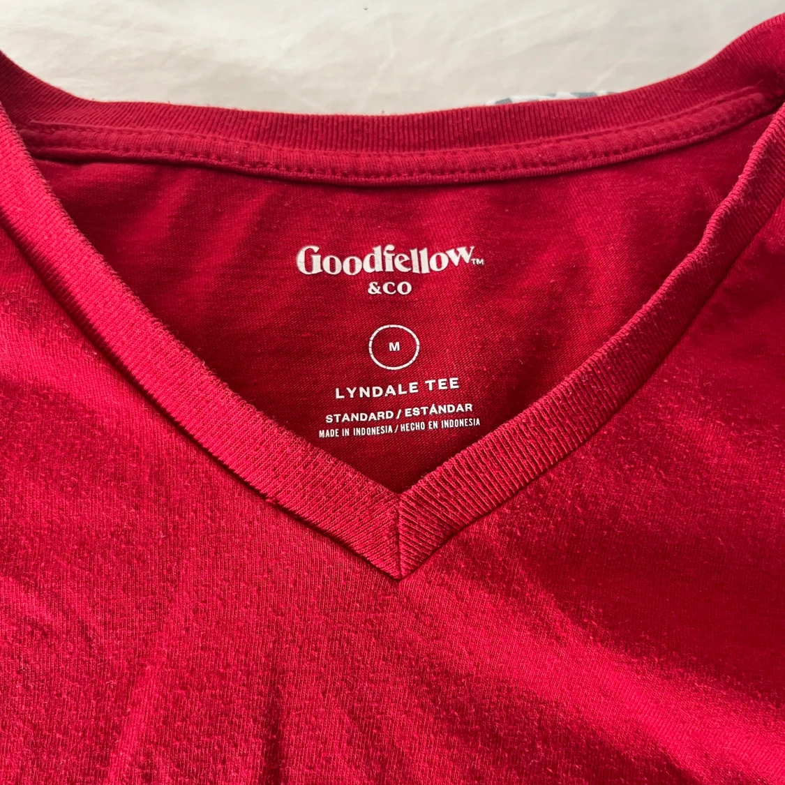 Röd v-ringad t-shirt från Goodfellow - 2