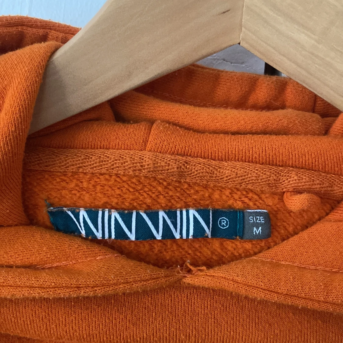 Orange hoodie från WINWIN med tryck - 2