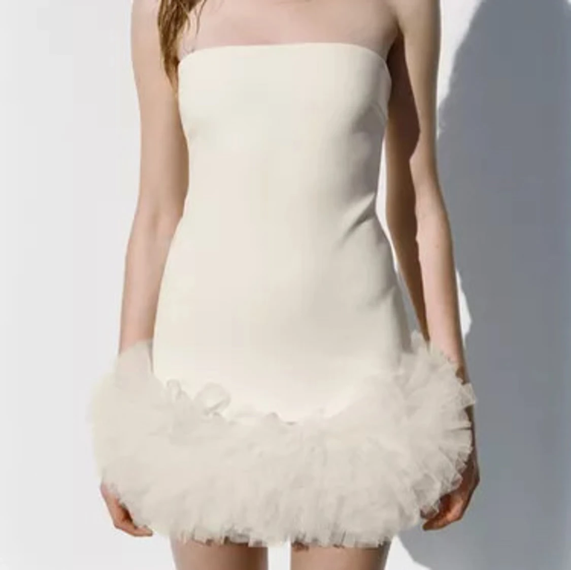 Vit tubklänning med tyllvolang