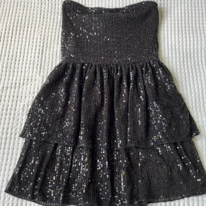 Svart paljettklänning Gina Tricot - Jättefin svart paljettklänning från Gina Young, normal i storleken och i nyskick med prislapp kvar🖤🖤