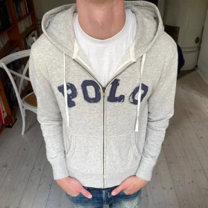 Ralph Lauren hoodie - Sjukt snygg Ralph Lauren hoodie i perfekt skick 🙌 Strolek M men skulle säga att den passar mer som S, skriv vid fråga 👍 🙌 