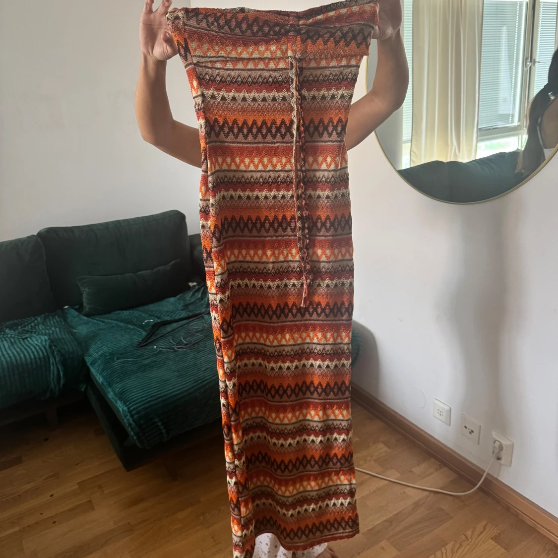 Färgglad långklänning med snörning - 1