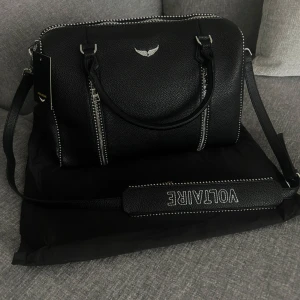 Zadig & Voltaire väska - Zadig&voltaire sunny väska 34 x 23 x 17 cm. Köp helst via tradera. Dustbag och en tagg medföljer. Priset kan diskuteras vid snabb affär! 