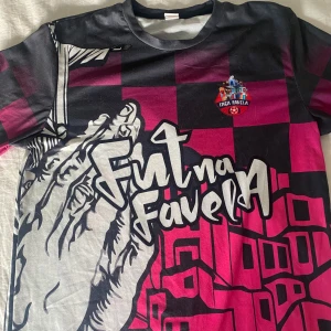 Fotbollströja - Säljer denna fotbollströja då den var lite för stor för mig. Den är Strl M men jag skulle nog säga att den passar M, L och kanske till och med Xl. Den har inga hål, fläckar eller märken. Den är helt oanvänd (endast prövat en gång). Tröjan är gjord av polyester. 