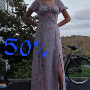 Helt ny rosa långklänning - ! lapparna kvar ! Supersöt långklänning från Bik Bok i ljusrosa med små blommor. Perfekt som fest eller bara sommarklänning. Nypris 499 Mitt pris 250