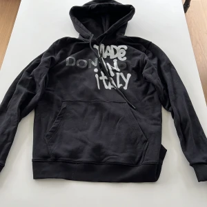 Dondup hoodie - Tjena! Säljer min feta dondup hoodie, använd endast fåtal gånger 9.5/10 skick. Näst intill omöjlig att få tag på. Strl S. Hör av er vid minsta fundering. Pris är diskuterbart 