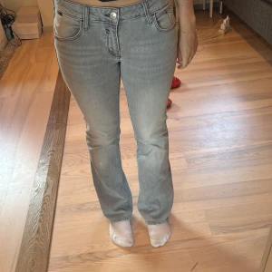 Levis ljusgrå bootcut jeans - Säljer ett par ljusgrå lågmidjade bootcut Mavi jeans. Upper fina och passar till allt. 
