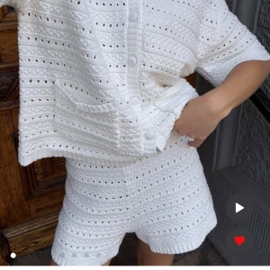 Vitt set hålmönster NAKD - Säljer ett par vita stickade shorts med hålmönster och ribbade kanter. De har en loose passform och är perfekta för varma dagar. Materialet är mjukt och luftigt, vilket gör dem sköna att bära. Snygga att matcha med en stickad topp för en chill look.