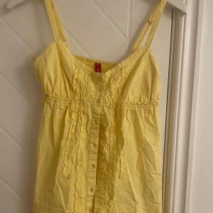 Gult linne - Jätte fint gult linne som är köpt på secondhand. Jag har aldrig använt den och den har inte några tecken på användning. Är i storlek xs men jag skulle säga att den även passar s och till och med m.