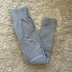 Iciw tights  - 180kr + frakt🩵De har en liten svart fläck på baksidan vid låret (sista bilden) men inget man tänker på, annars jättebra skick