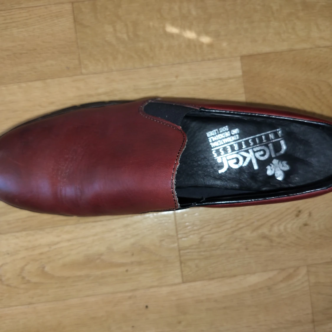 Vinröda skinnloafers från Rieker - 2