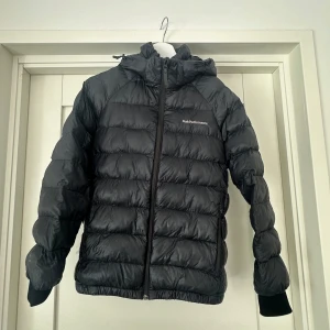 Peak performance jacka - Fin Peak performance jacka. 7/10 små defekter på sidan av jackan ser på bild 4. Hör av dig vid frågor!