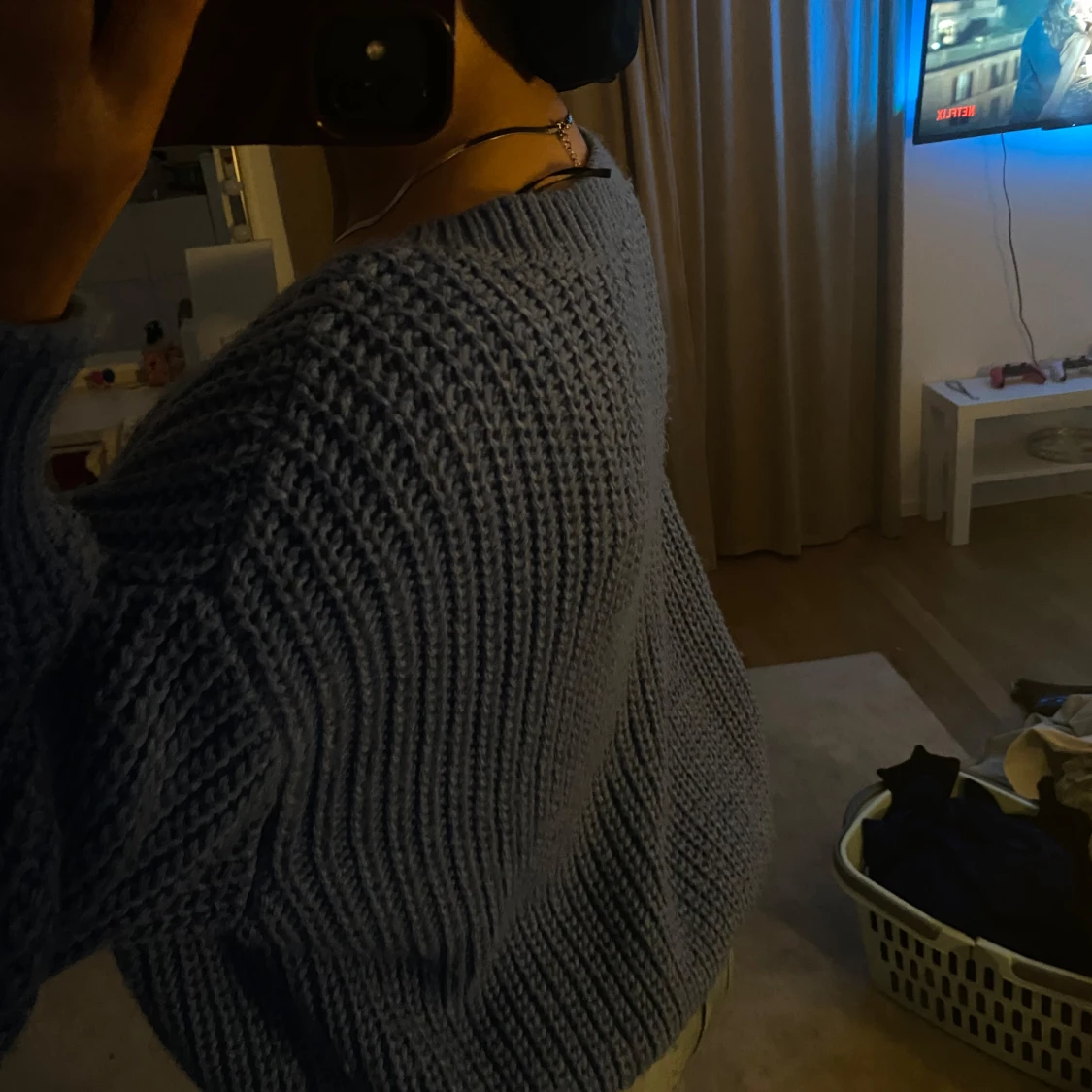 Blå stickad v-ringad tröja - 2