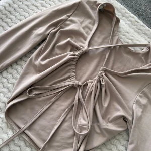 Långärmad topp - Jätte fin baktill. 