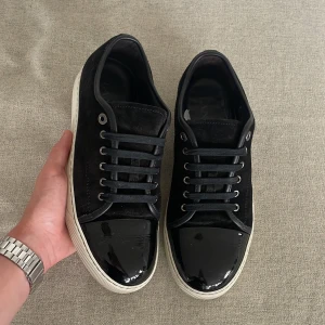 Lanvin Cap Toe  - Lanvin Cap Toe svart nypris 5200 kr! Såklart är dem äkta! Endast seriösa bud. 8/10 skick! Skorna är uk 7 men passar 42 - 43 skriv vid frågor!