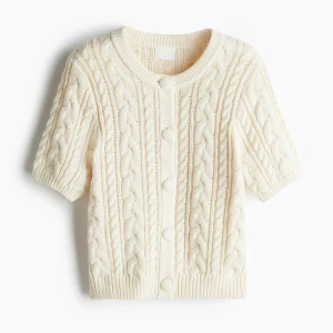 stickad kofta - Supersöt vit stickad kofta med korta ärmar och stora matchande knappar framtill. Använd en gång! Helt slutsåld!!🙌🏽🙌🏽🪽