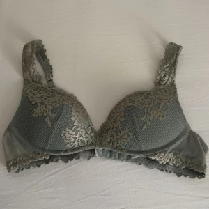 Grön intimissimi bh - Säljer grön intimissimi bh, färgen finns inte kvar att köpa på hemsidan. Använd en gång eftersom jag växte ur den. Storlek 80B. Nypris: 599kr, säljs för 400kr. Skriv för mer bilder💕