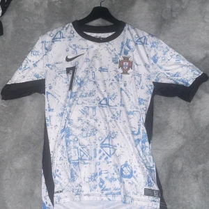 Portugal Ronaldo #7 fotbollströja - Snygg Portugal fotbollströja från Nike med Ronaldo och nummer 7 på ryggen. Knappt använt och har hängt på väggen.