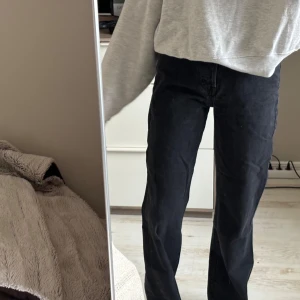 Svarta jeans Bikbok  - Säljer ett par svarta jeans från Bikbok W24 L30💕