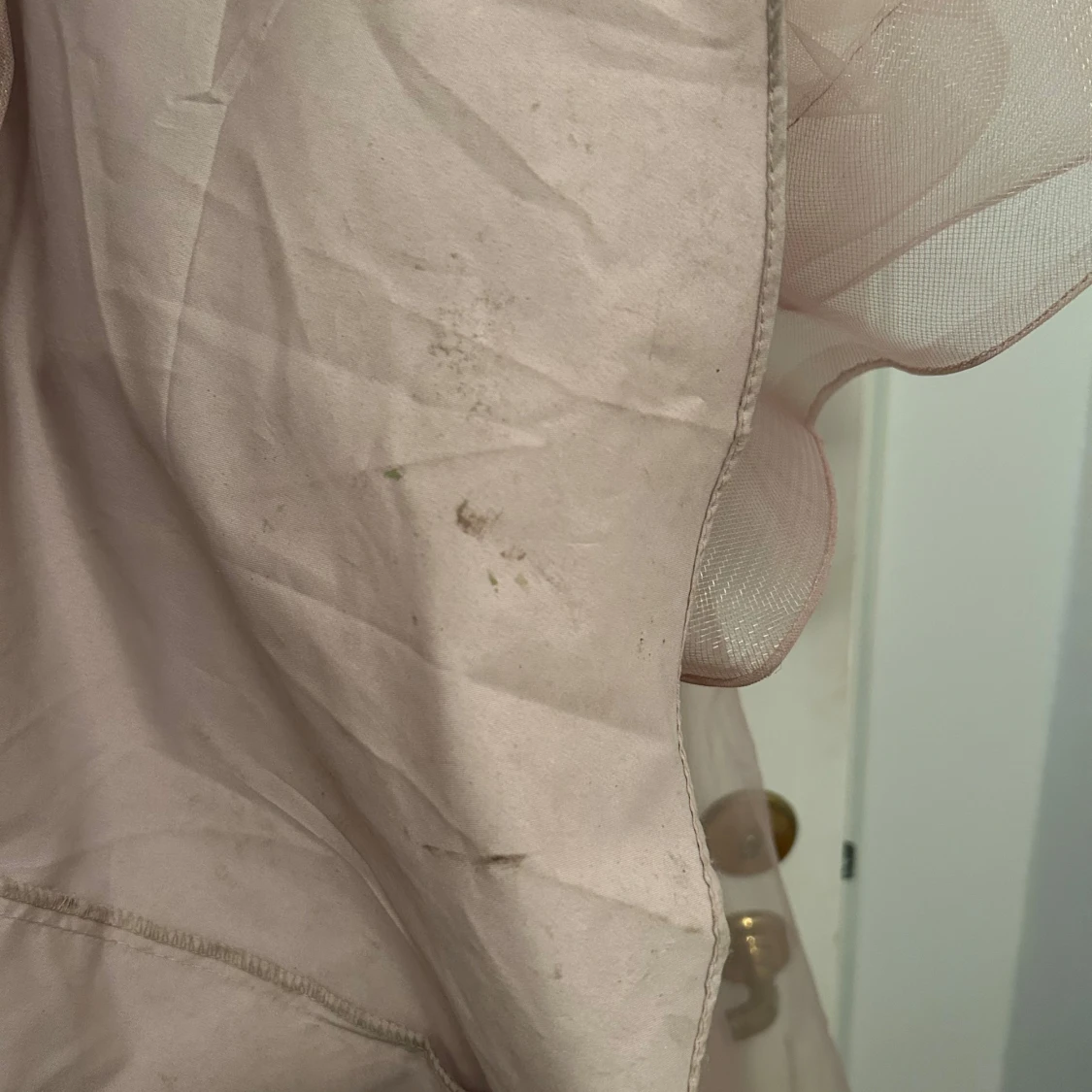 Ljusrosa långklänning med spetsdetaljer - 3