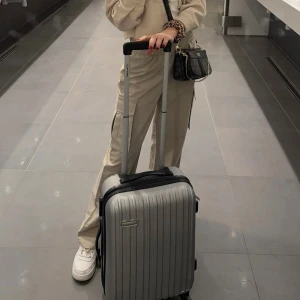 Cargio - Sköna raka cargiobyxor. Kanske inte bästa bilden, men det var vad jag hitta med byxorna på ☺️