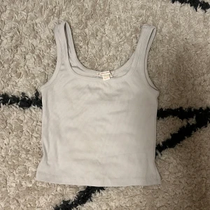 vit topp - basic tidlös vit topp i storlek 146/152 men skulle säga att den passar både xs och s💕