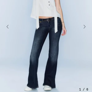 Cheap monday weekday jeans - helt oanvändna och utsvängda lågmidjade jeans💕💕är villig att prissänka 🩷🩷🩷skriv privat för fler egna bilder🩷Färgen heter star blue🩵🩵