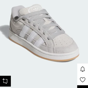 Gråa campus 00 beta - nvänd några gånger, har några få skavanker, de gråa snörarna är original snörarna och är helt oanvända, medan de vita är använda. Säljer då det inte passar min smak längre, skorna är annars i bra skick! Storleken är även 39 1/3.  nypris är 1345kr!