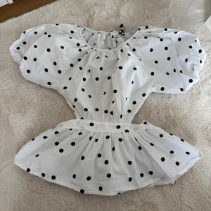 Vit prickig peblum blus med puffärm - Superfin vit blus med svarta prickar och stora puffärmar. Knyte där bak i midjan. Mycket eftertraktad och slutsåld blus 💞