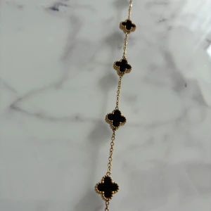 Van Cleef Armband - Van Cleef armband med svarta dekorationer. Armbandet saknar kvitto men är oanvänd. Snabbleverans och pris kan diskuteras.