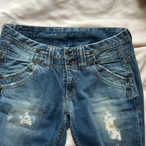 Lowwaist jeans med hål  - Jättecoola lowwaist jeans med hål från Pepe jeans! Så fint band och så unika💕står ej storlek men passar S. Priset går att diskuteras!