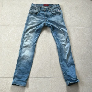 Replay jeans  - Ett par snygga replay jeans i modell anbass som är använda ett fåtalgånger . Storlek 29/32